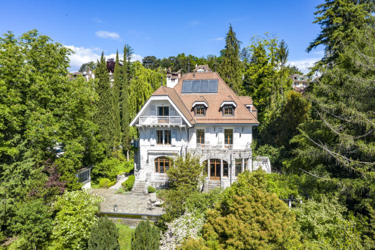 Écrin de verdure - Élégante demeure de maître avec jardin luxuriant et vue sur le Lac