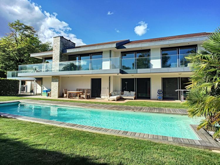 EN EXCLUSIVITE - Superbe villa avec piscine et accès privé au lac