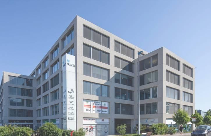 Surfaces de bureaux modulables dans un immeuble moderne