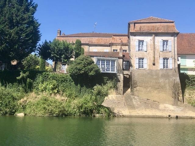 EXCLUSIVITÉ – BOURGOGNE – PROPRIÉTÉ DE CARACTÈRE EN BORD DU DOUBS AVEC AMARRAGE PRIVATIF