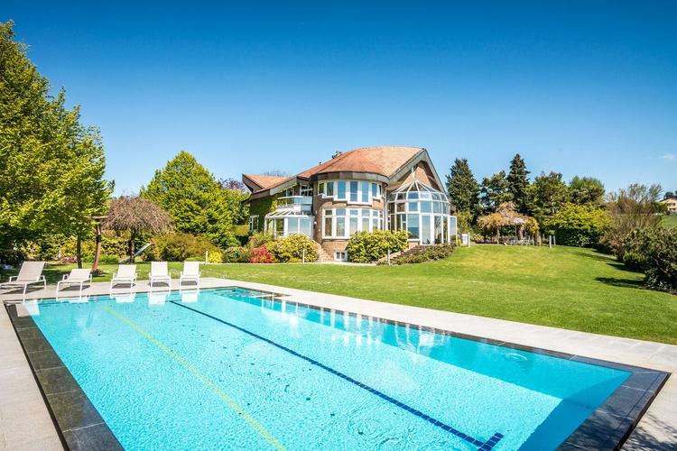 Propriété d'exception avec piscine extérieure