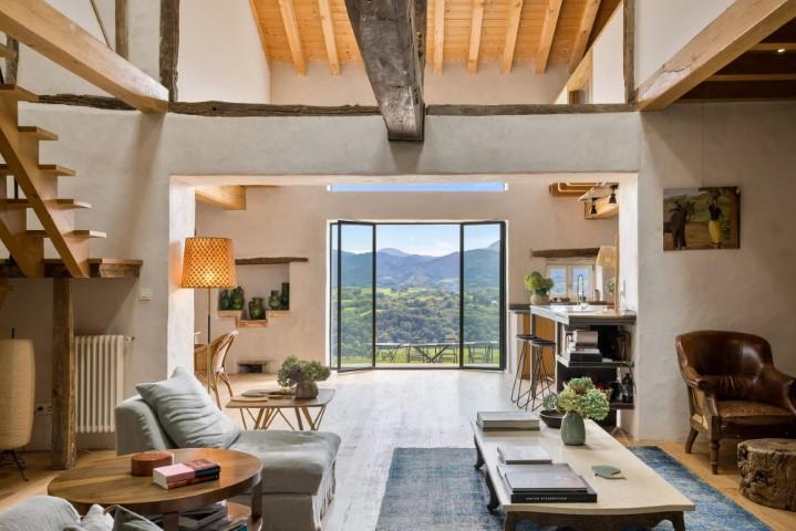 SARE, FERME RÉNOVÉE D'ENVIRON 650 M² AVEC VUE SUR LES MONTAGNES