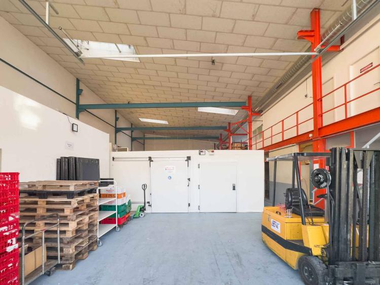 Atelier / logistique avec grande hauteur et mezzanine – Meyrin