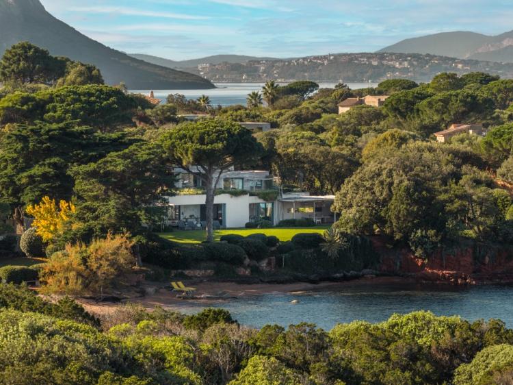 Exclusivité, Domaine de Cala Rossa, La Testa, Propriété exceptionnelle pied dans l’eau, 2 villas, 7 chambres, piscine, plage à pied, vue mer panoramique