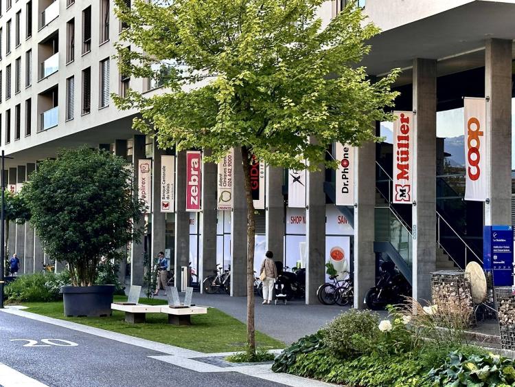 Arcade, commerce, showroom de 131 m2 à louer à Monthey