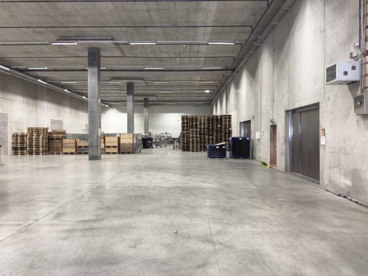 Magnifique dépôt Logistique de 1'000m² avec Quais de Déchargement