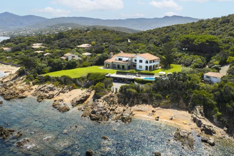 Porticcio, Presqu’île d’Isolella, Villa pieds dans l’eau, 7 chambres, piscine, plage à pied, vue mer panoramique