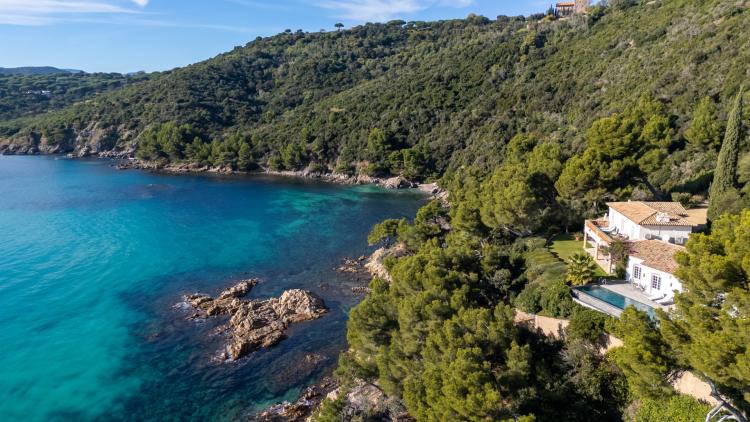 RAMATUELLE - PROPRIETE PIED DANS L'EAU - 7 CHAMBRES