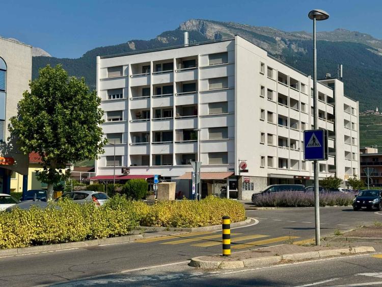 Arcade commerciale, tea-room de 100 m2 à louer à Conthey